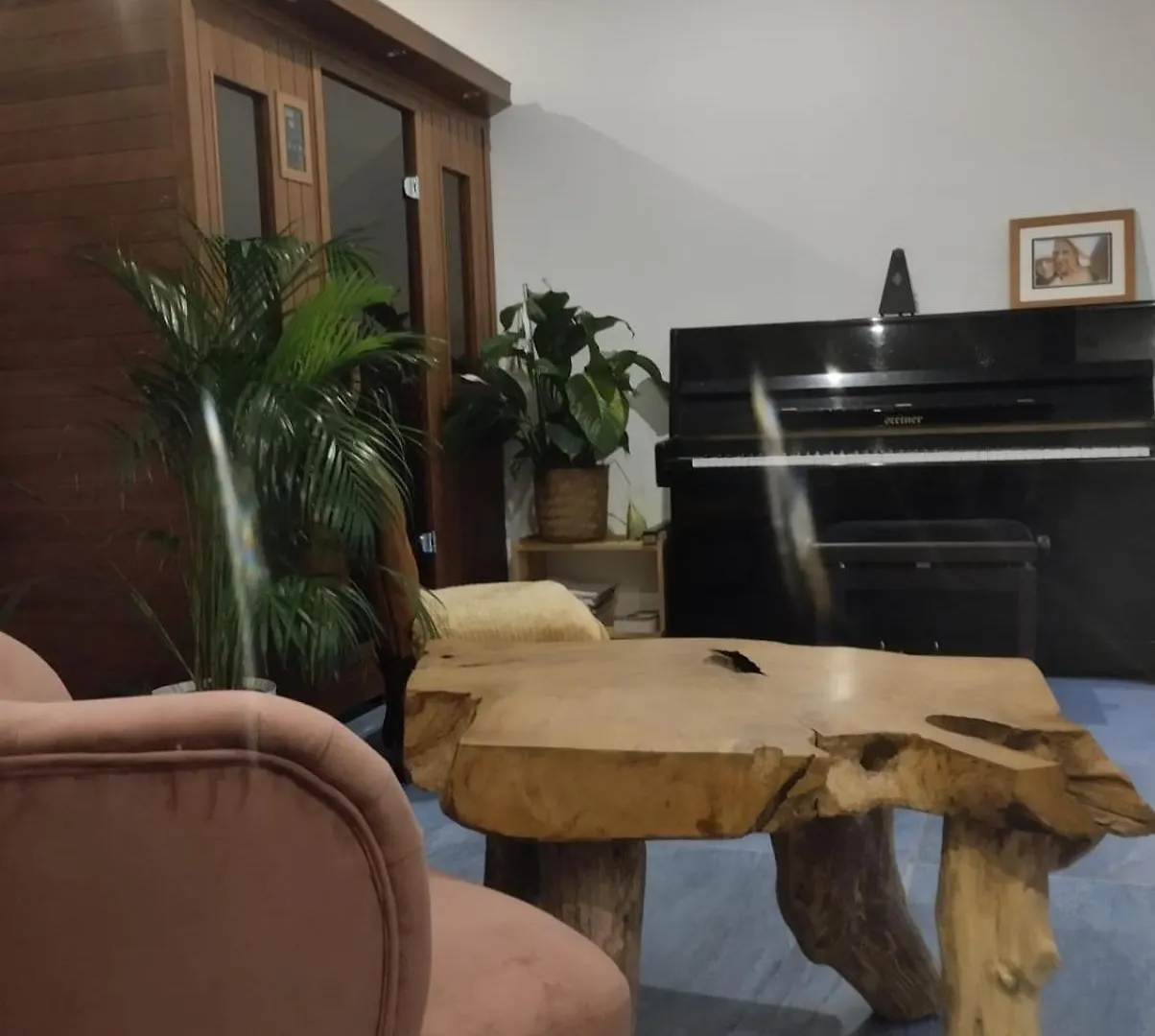 Chambre Avec Grand Bureau Sdb Partagee Chavagne France